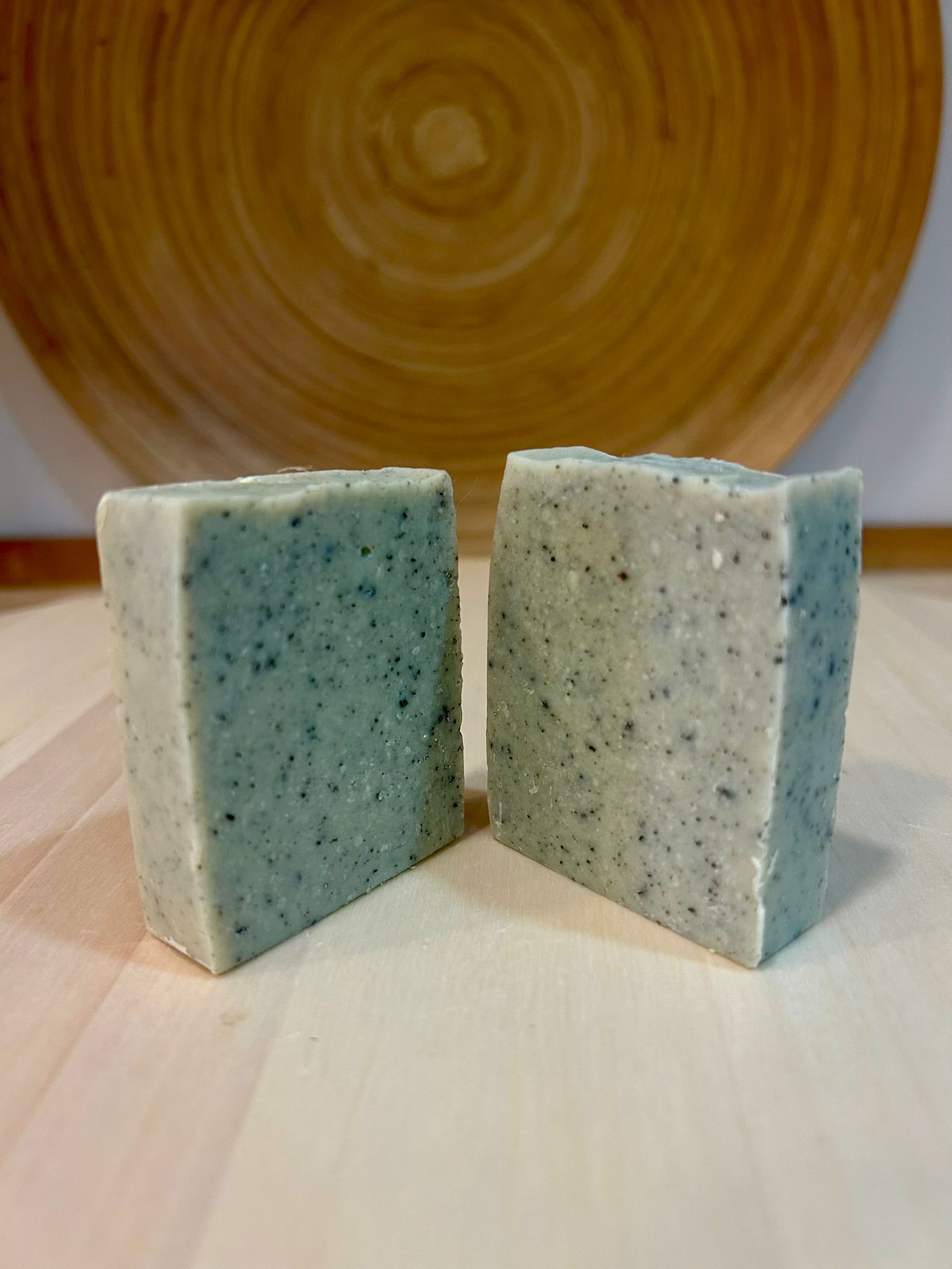 Jabon de Arbolde Té y Arcilla verde.